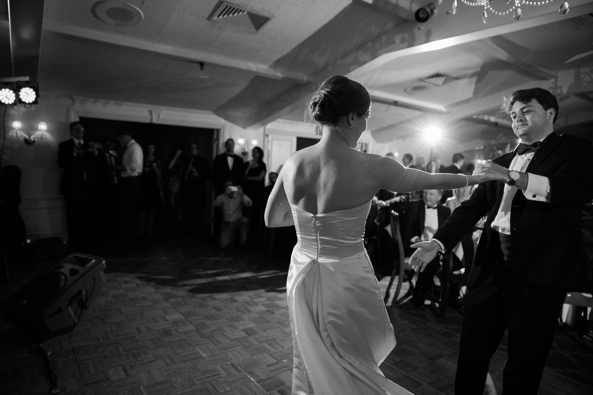 bloomfield-hills-country-club-kirk-in-the-hills-michigan-wedding-091754